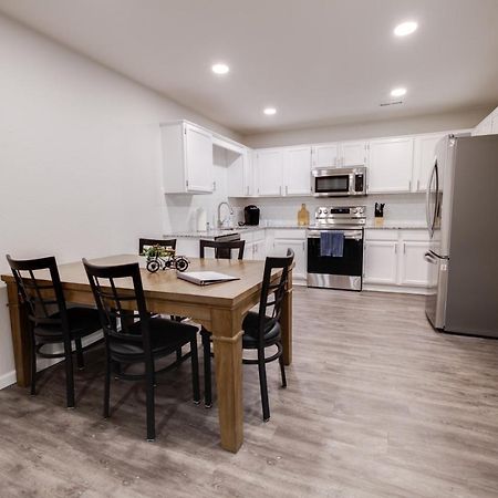 Trailside Townhouse - Close To Downtown & Bike Trails Bentonville Bagian luar foto