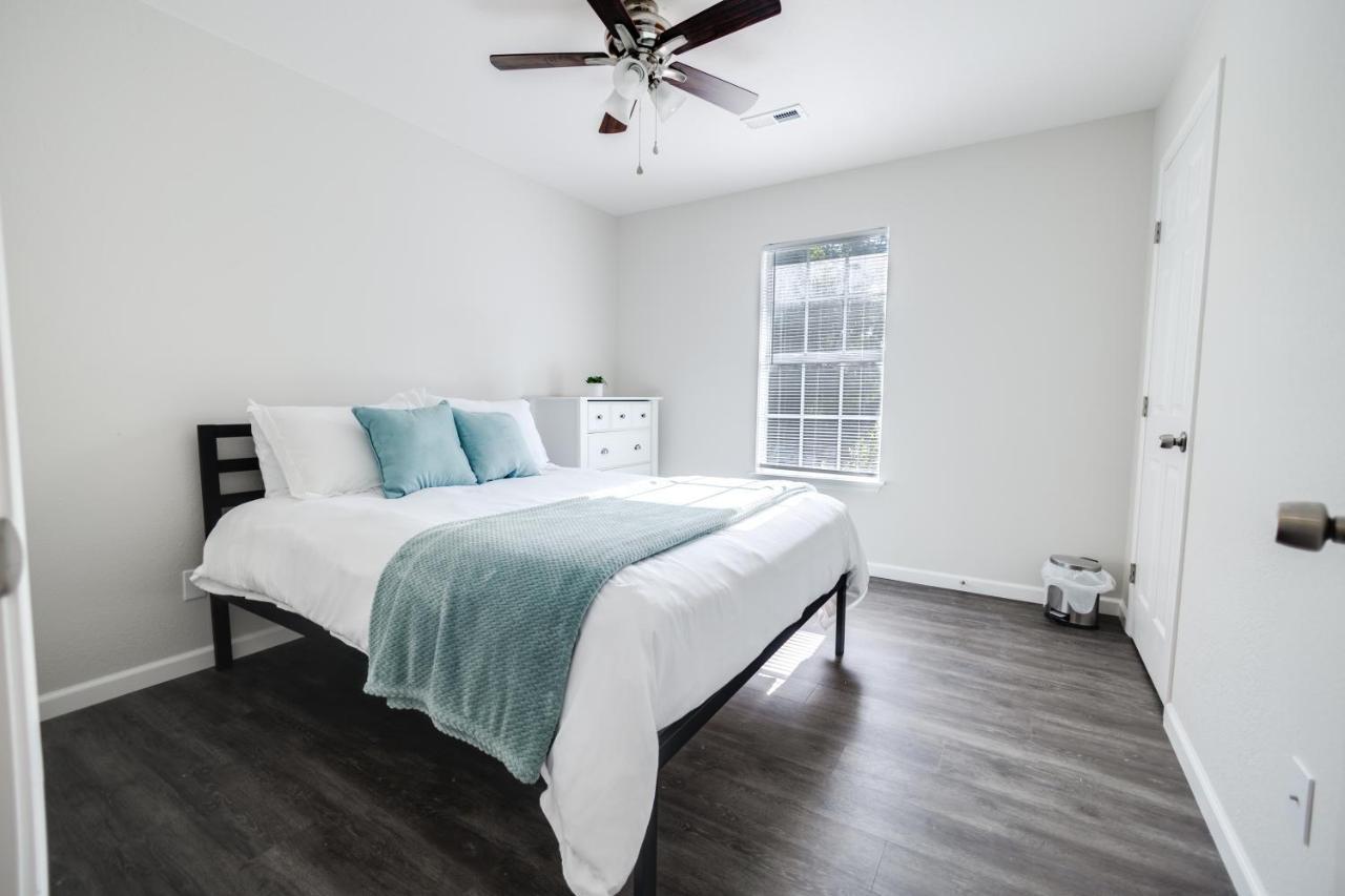 Trailside Townhouse - Close To Downtown & Bike Trails Bentonville Bagian luar foto