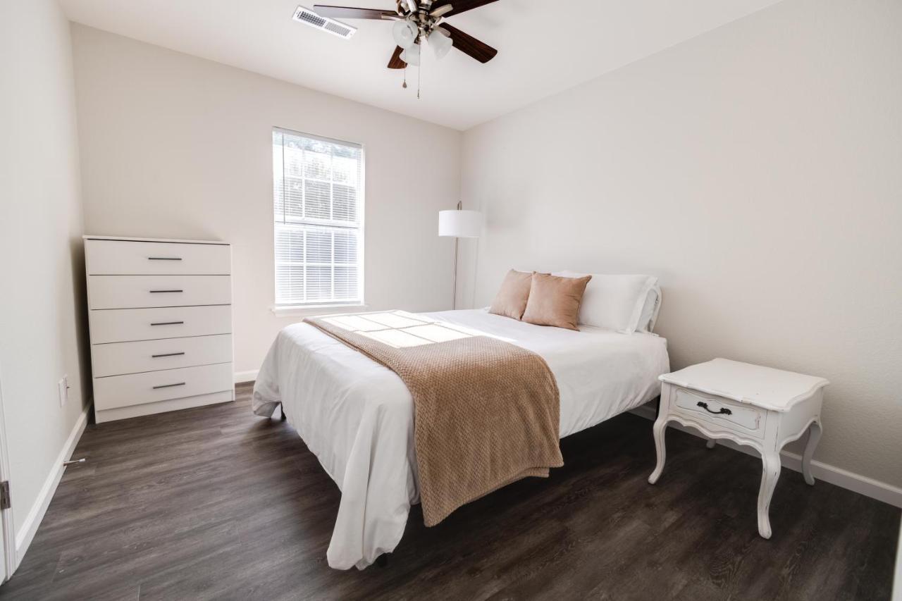 Trailside Townhouse - Close To Downtown & Bike Trails Bentonville Bagian luar foto