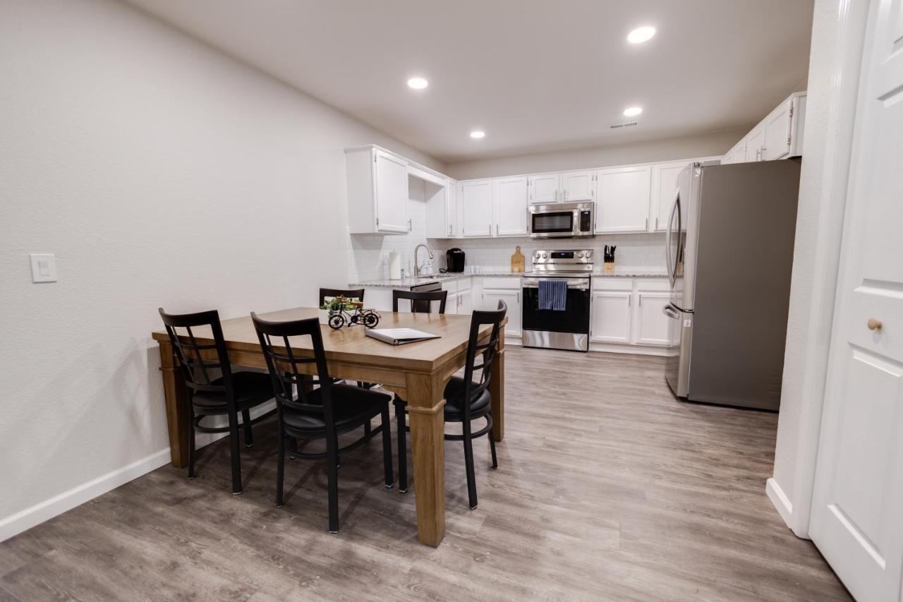 Trailside Townhouse - Close To Downtown & Bike Trails Bentonville Bagian luar foto